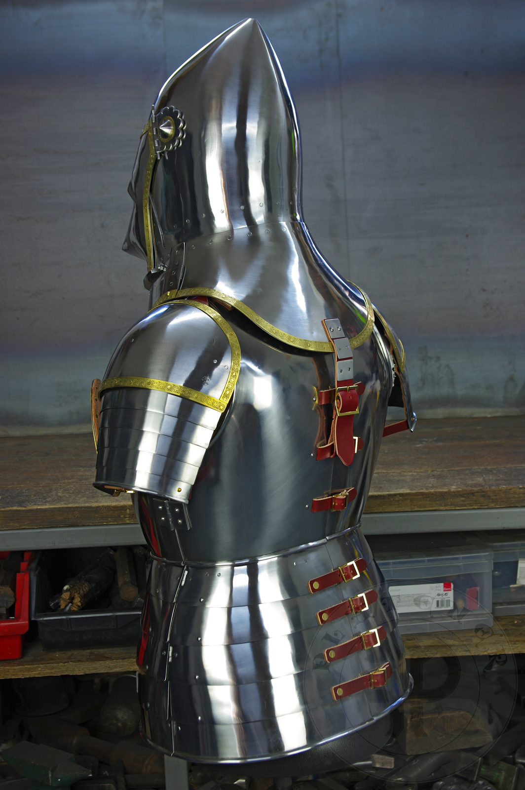 Part of armour inspired by depicts from Altar of St George of the Valencian school, circa 1410./Cz zbroi inspirowanej przedstawieniami z otarza w. Jerzego z warsztatu z Walencji, okoo 1410 rok.